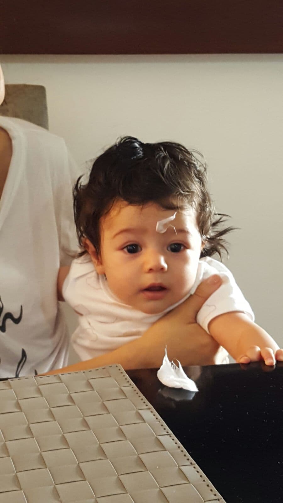 Baby Joshua tenía un poco de hipo y su papá sigue sin entender como un poco de algodón en la frente se lo quitó.