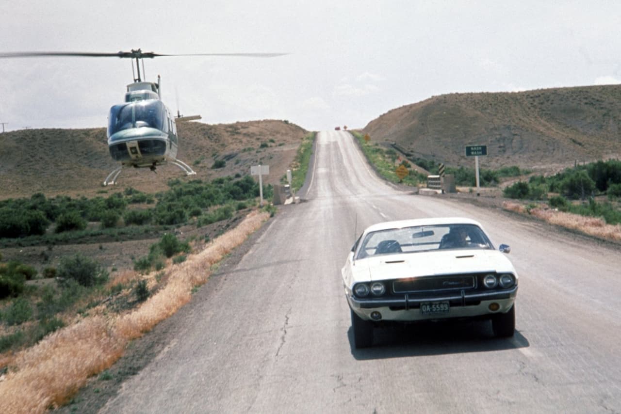<b>Vanishing Point (1971): </b>Esta hipnótica película te mantendrá en el borde de tu asiento durante sus 99 minutos de duración. La historia es sólida pero es el
<b>Dodge Challenger R/T 1970</b> blanco el que se roba la película. Vanishing Point es un film que ningún fanático del motor puede dejar de ver. El equipo de producción utilizó un total de ocho autos prestados por la Chrysler Corporation durante la producción de la película.
<br>