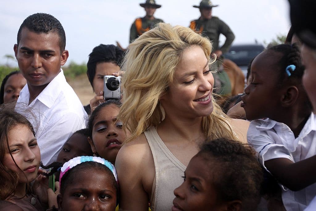Shakira saluda una niña que la saluda en su llegada a inaugurar las obras de una escuela hecha por su fundación, Pies descalzos, en Cartagena, Colombia, en 2011.