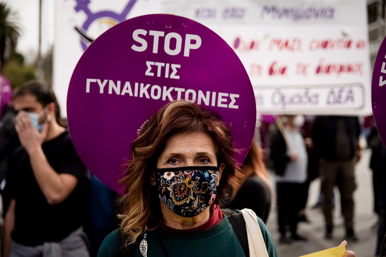 <b>“Detengan los asesinatos de mujeres”</b>, un mensaje visto en Atenas, Grecia.