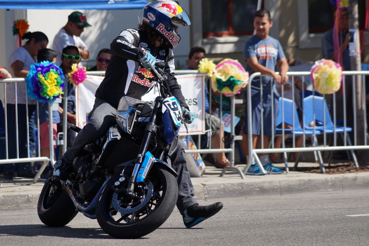 Miles festejaron la independencia de México en el tradicional desfile en el este de Los Ángeles.
