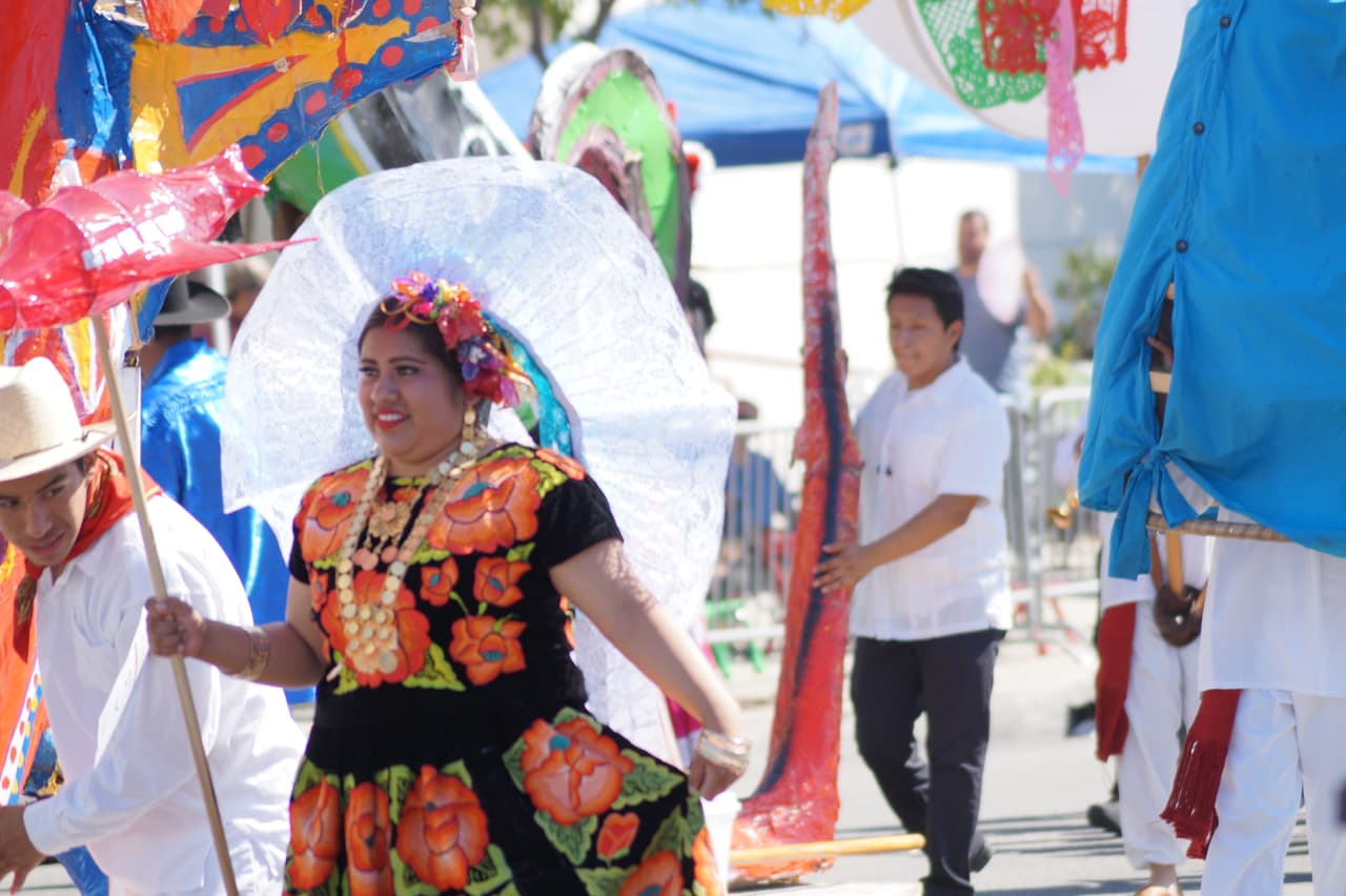Miles festejaron la independencia de México en el tradicional desfile en el este de Los Ángeles.