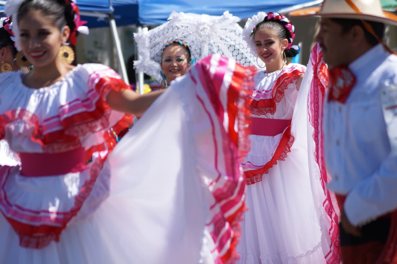 Miles festejaron la independencia de México en el tradicional desfile en el este de Los Ángeles.