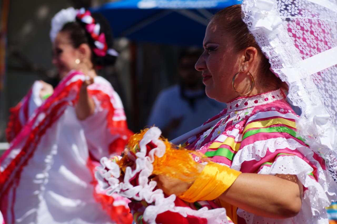 Miles festejaron la independencia de México en el tradicional desfile en el este de Los Ángeles.