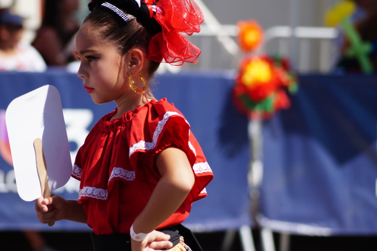 Miles festejaron la independencia de México en el tradicional desfile en el este de Los Ángeles.
