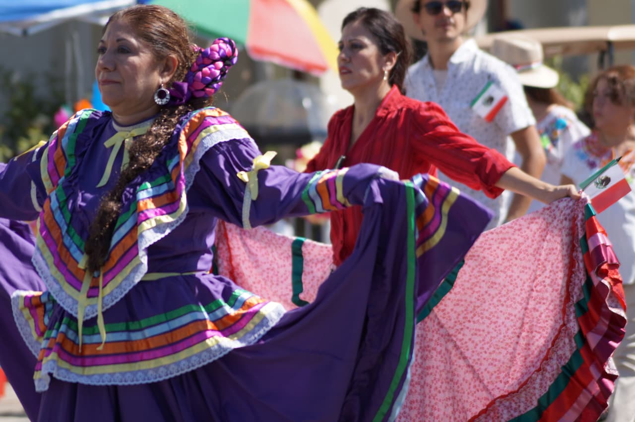 Miles festejaron la independencia de México en el tradicional desfile en el este de Los Ángeles.