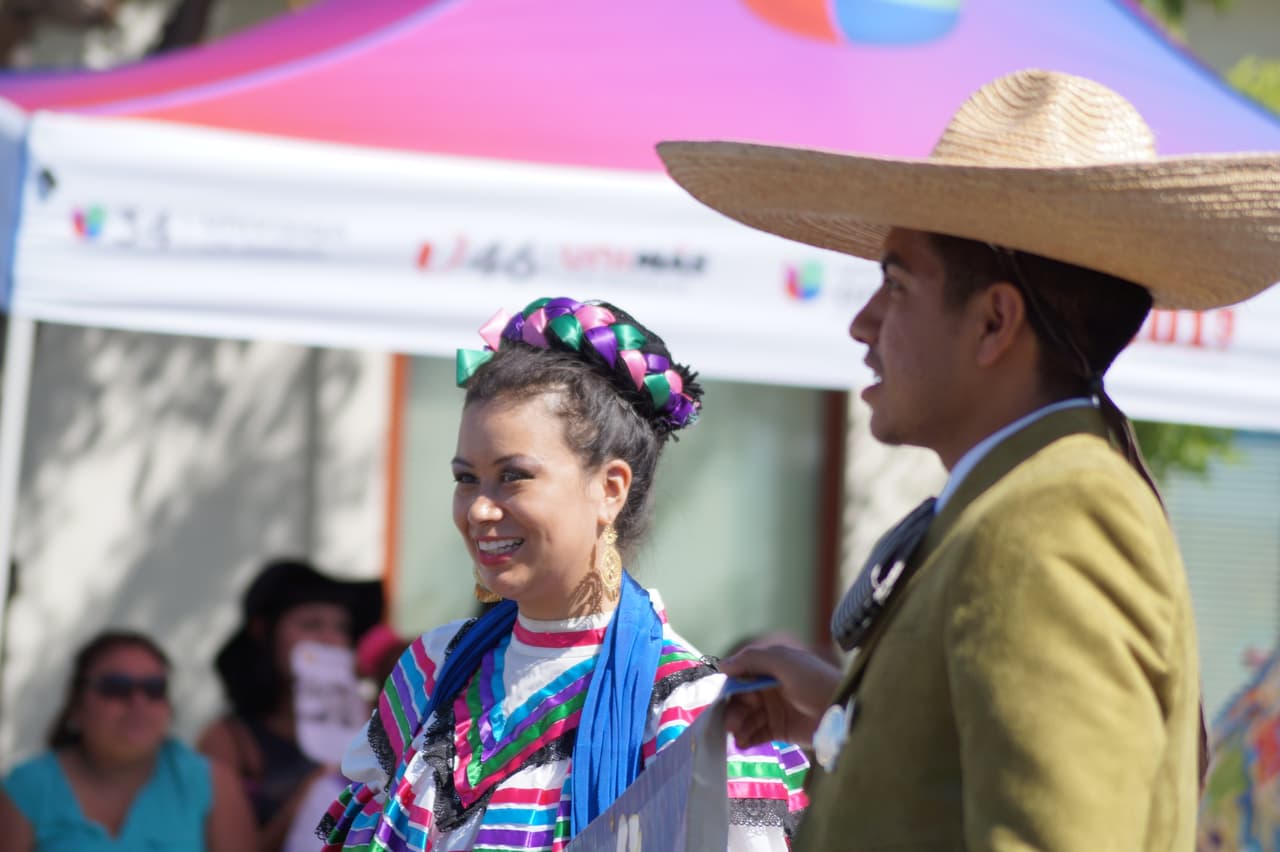 Miles festejaron la independencia de México en el tradicional desfile en el este de Los Ángeles.