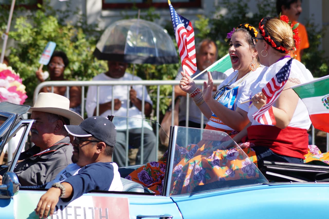 Miles festejaron la independencia de México en el tradicional desfile en el este de Los Ángeles.