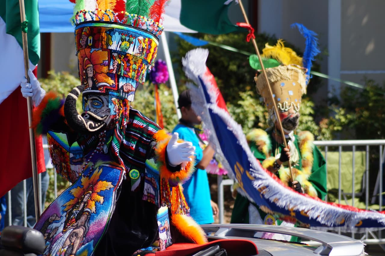 Miles festejaron la independencia de México en el tradicional desfile en el este de Los Ángeles.
