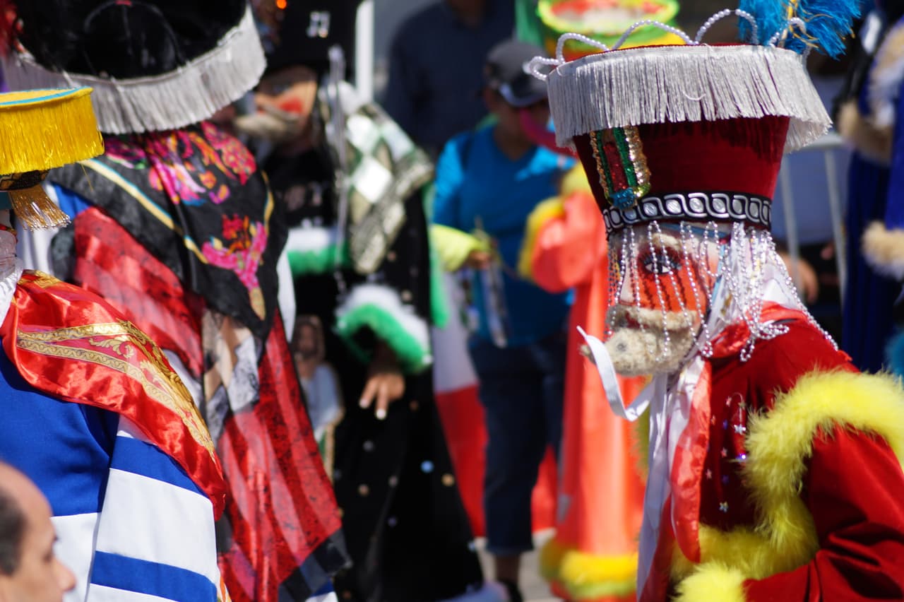 Miles festejaron la independencia de México en el tradicional desfile en el este de Los Ángeles.