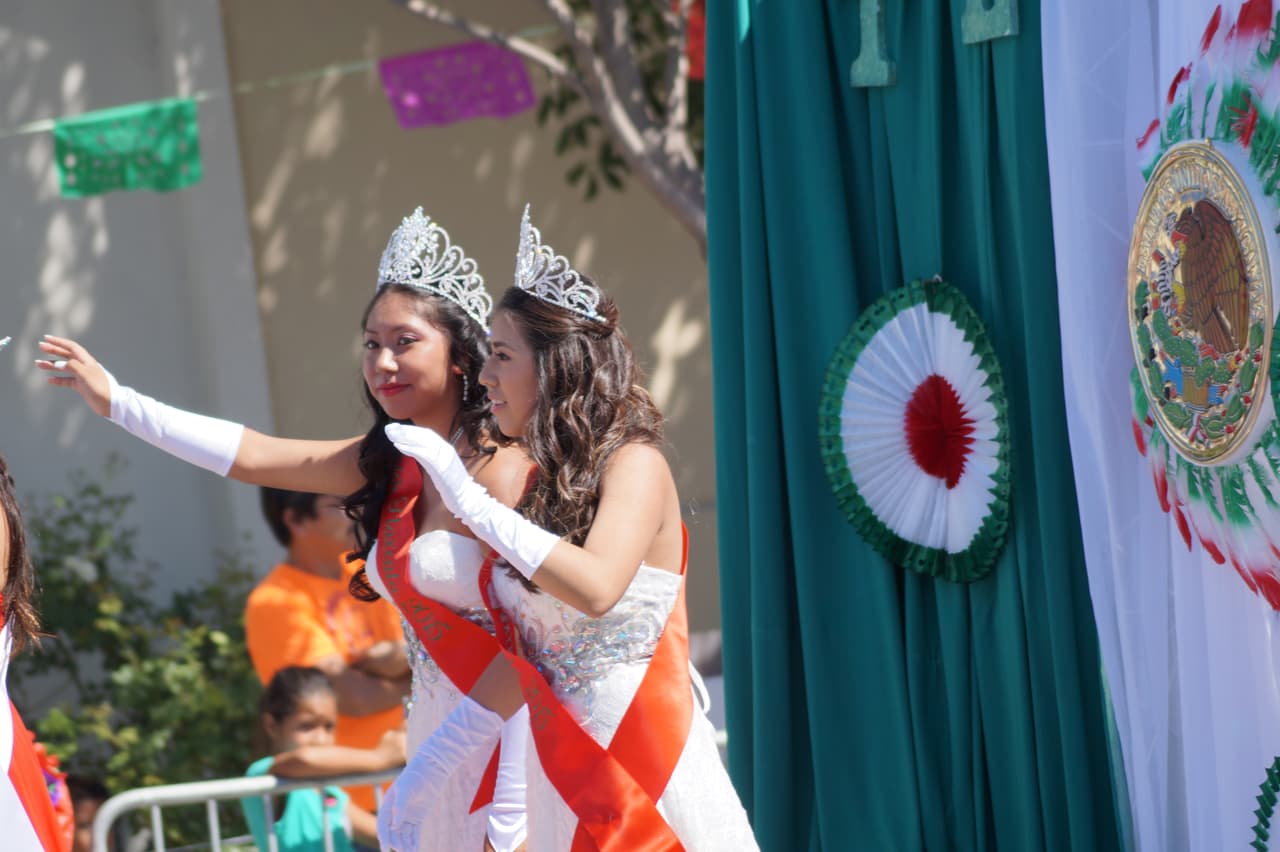 Miles festejaron la independencia de México en el tradicional desfile en el este de Los Ángeles.