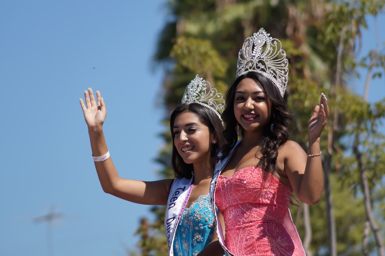 Miles festejaron la independencia de México en el tradicional desfile en el este de Los Ángeles.