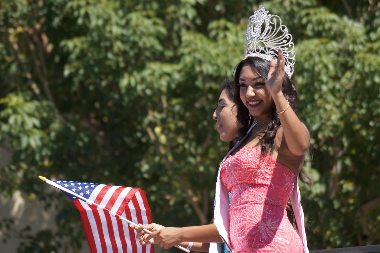 Miles festejaron la independencia de México en el tradicional desfile en el este de Los Ángeles.