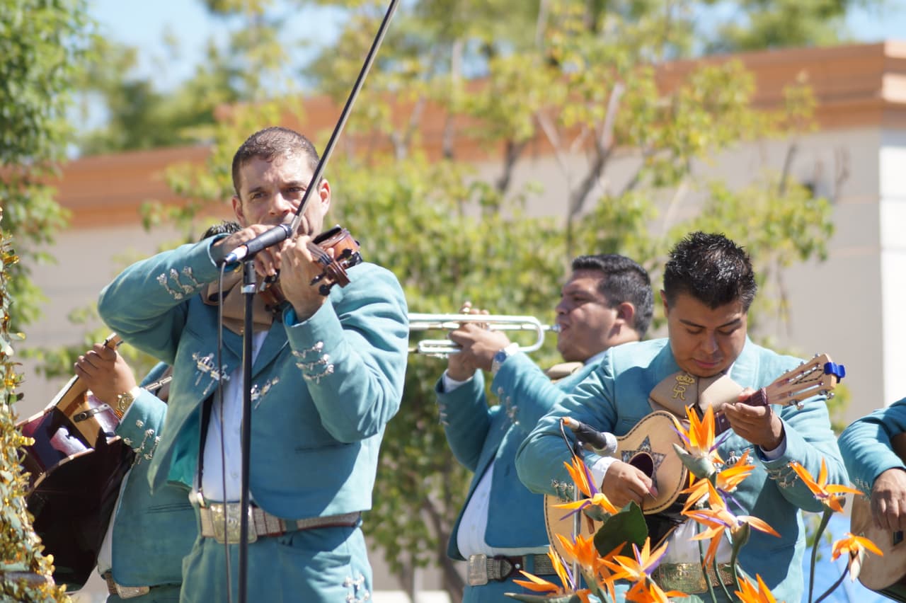 Miles festejaron la independencia de México en el tradicional defile en el este de Los Ángeles.