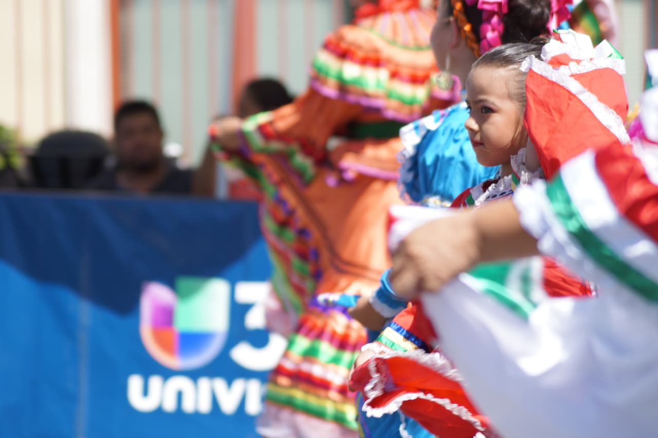 Miles festejaron la independencia de México en el tradicional desfile en el este de Los Ángeles.