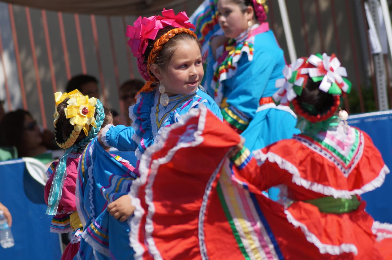 Miles festejaron la independencia de México en el tradicional desfile en el este de Los Ángeles.