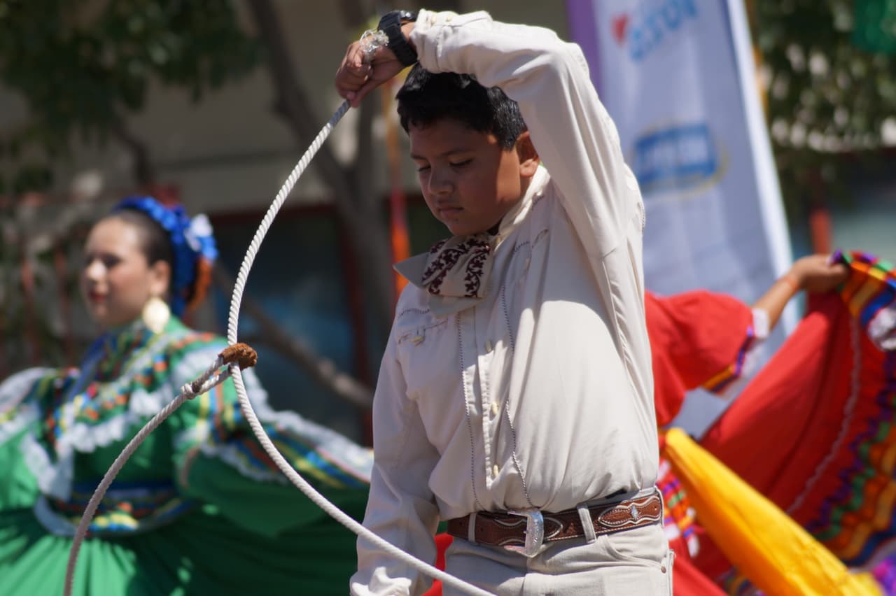 Miles festejaron la independencia de México en el tradicional desfile en el este de Los Ángeles.