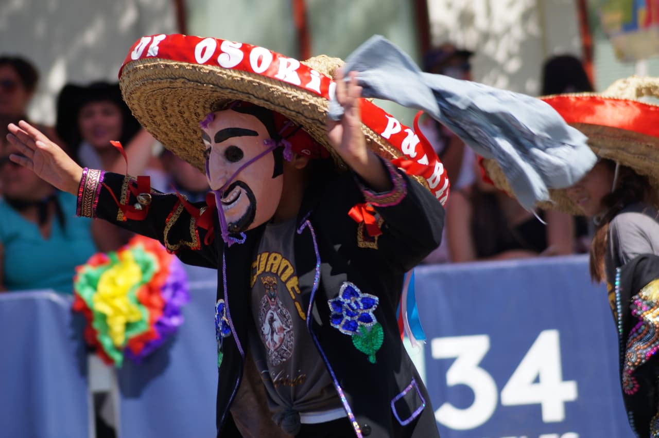 Miles festejaron la independencia de México en el tradicional desfile en el este de Los Ángeles.