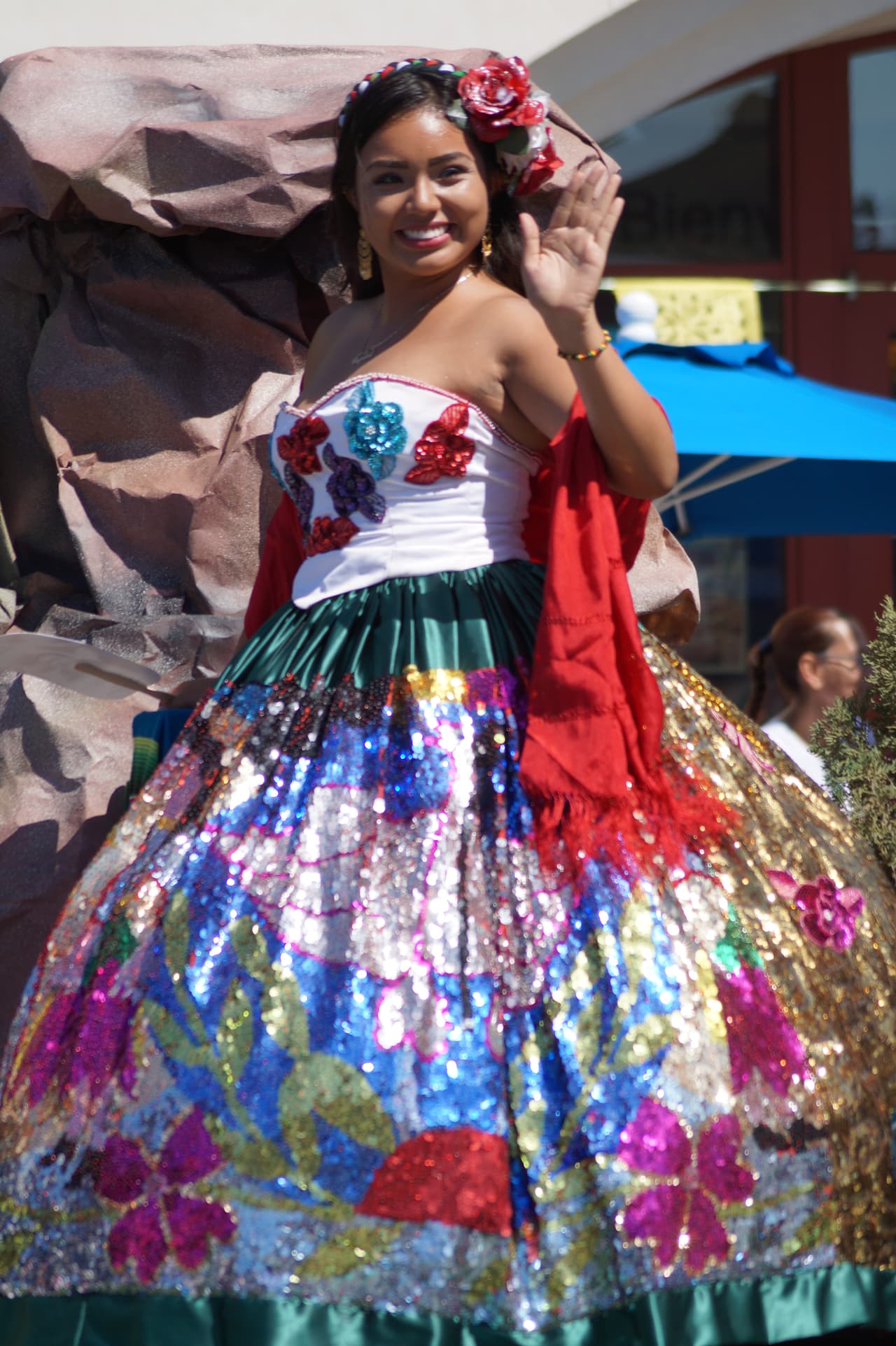 Miles festejaron la independencia de México en el tradicional desfile en el este de Los Ángeles.
