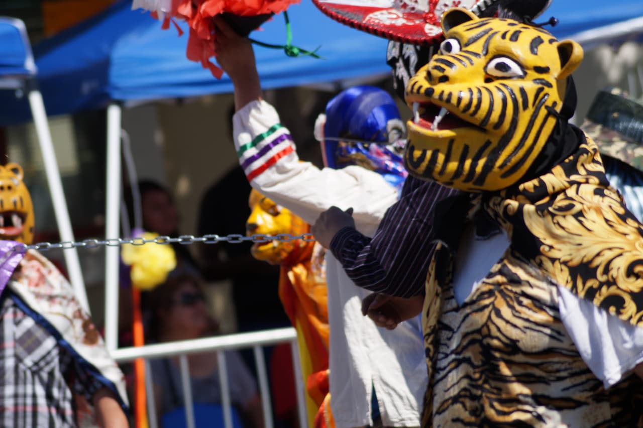 Miles festejaron la independencia de México en el tradicional desfile en el este de Los Ángeles.