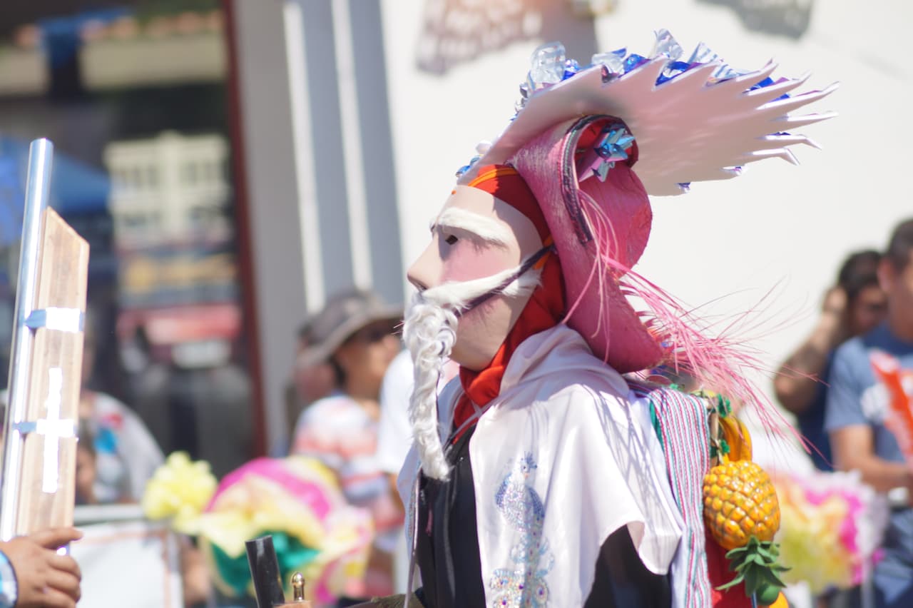 Miles festejaron la independencia de México en el tradicional desfile en el este de Los Ángeles.