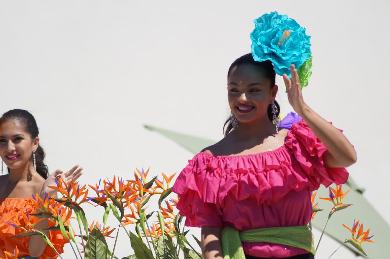 Miles festejaron la independencia de México en el tradicional desfile en el este de Los Ángeles.