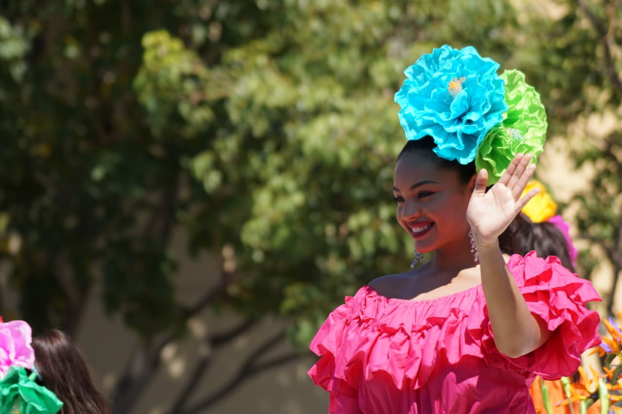 Miles festejaron la independencia de México en el tradicional desfile en el este de Los Ángeles.