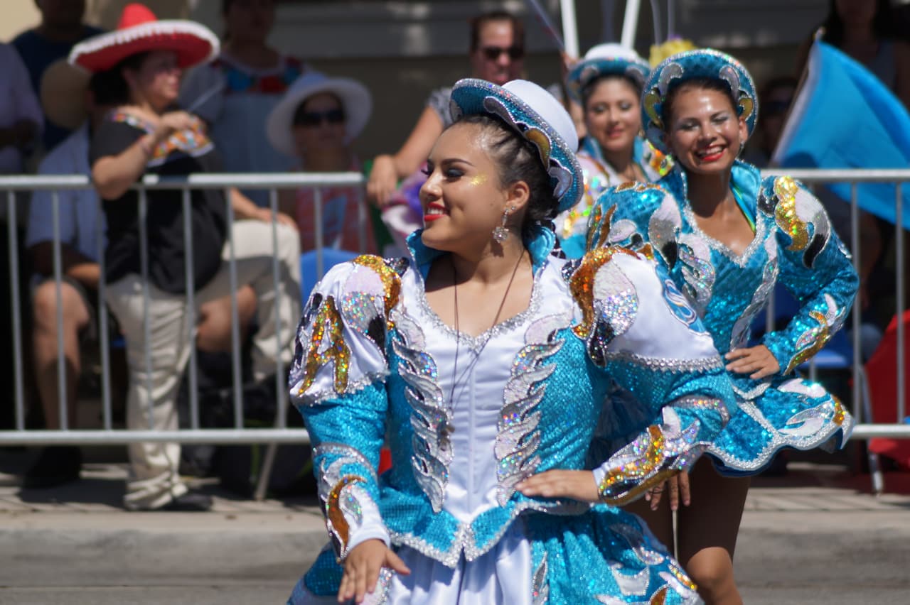 Miles festejaron la independencia de México en el tradicional desfile en el este de Los Ángeles.