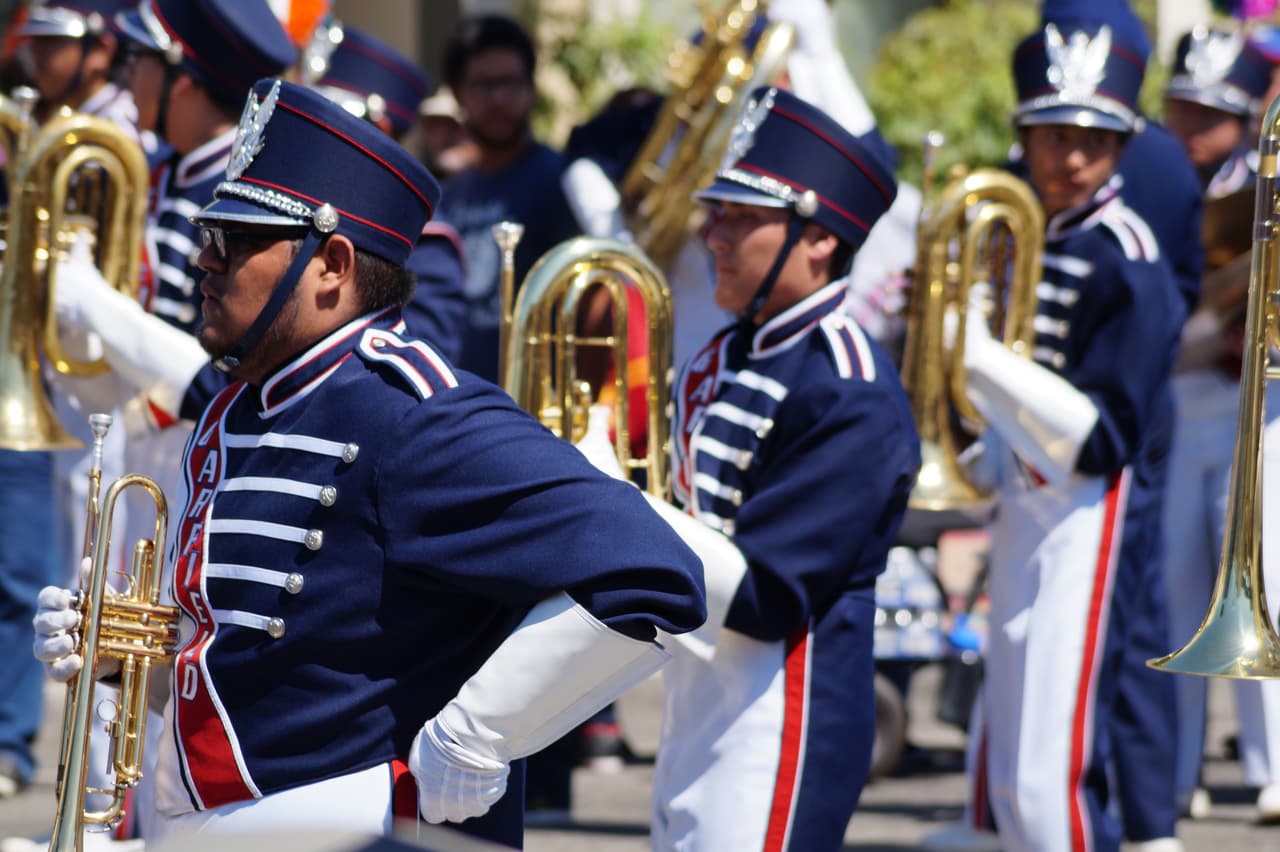 Miles festejaron la independencia de México en el tradicional desfile en el este de Los Ángeles.
