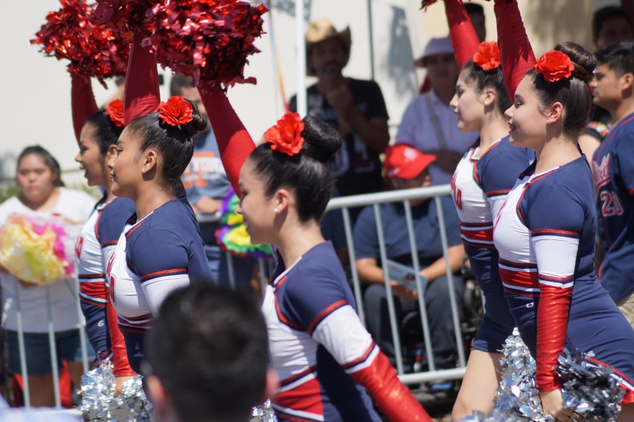 Miles festejaron la independencia de México en el tradicional desfile en el este de Los Ángeles.