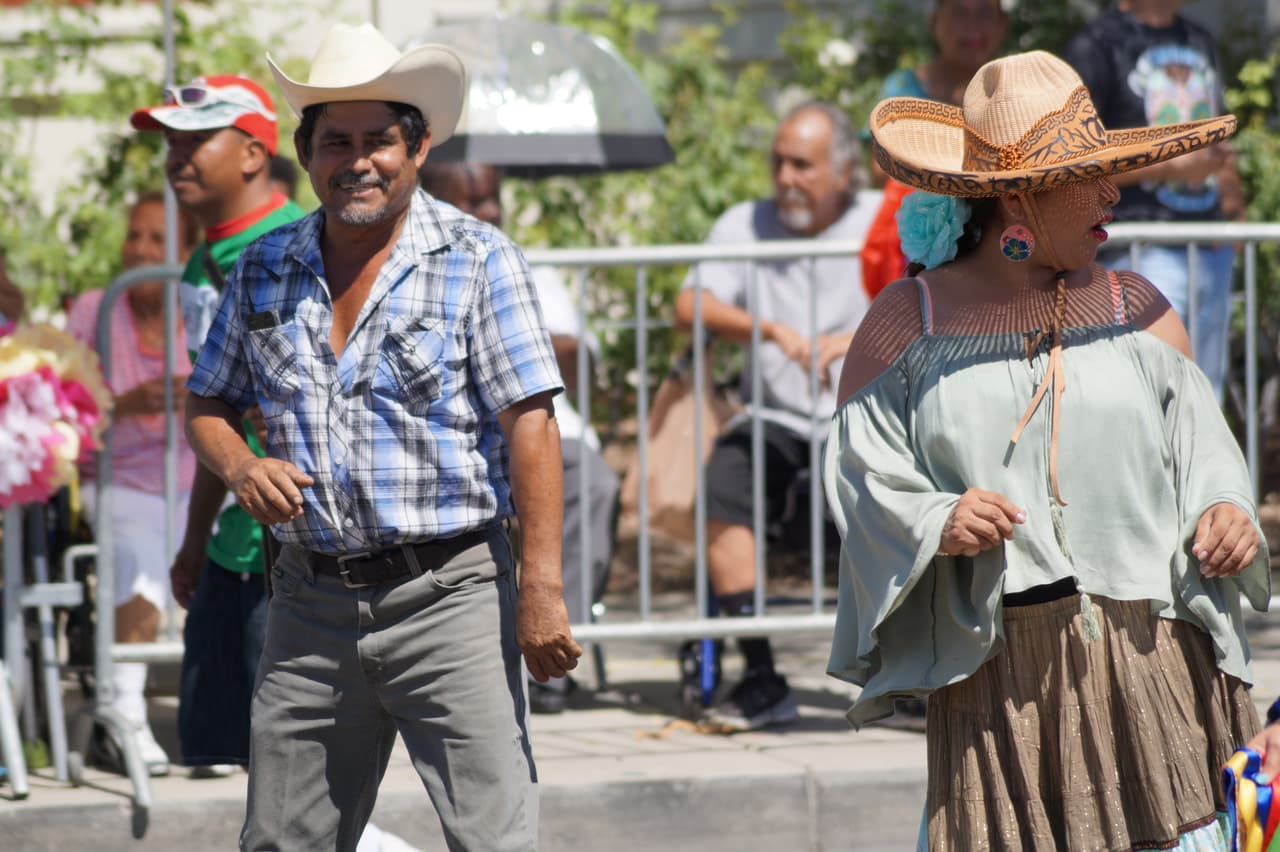 Miles festejaron la independencia de México en el tradicional desfile en el este de Los Ángeles.