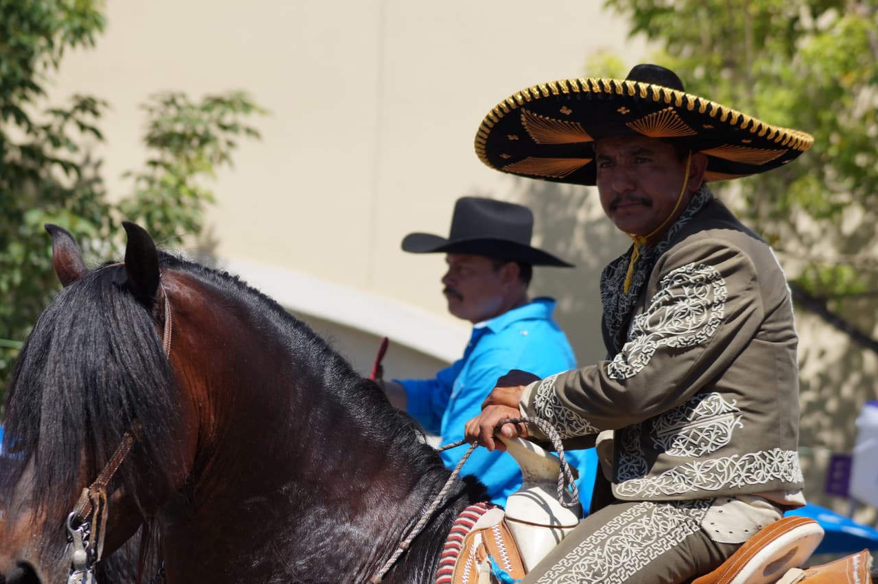 Miles festejaron la independencia de México en el tradicional desfile en el este de Los Ángeles.