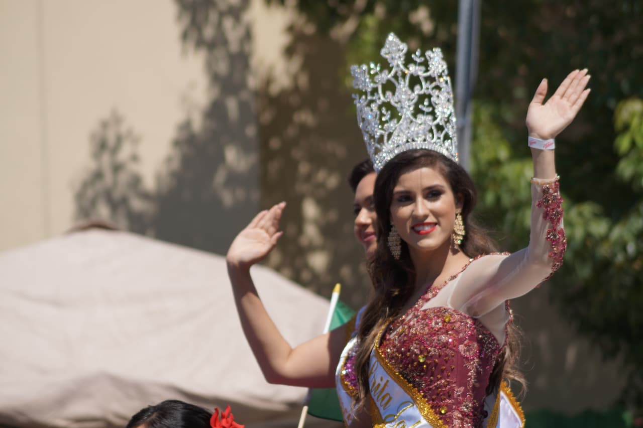 Miles festejaron la independencia de México en el tradicional desfile en el este de Los Ángeles.