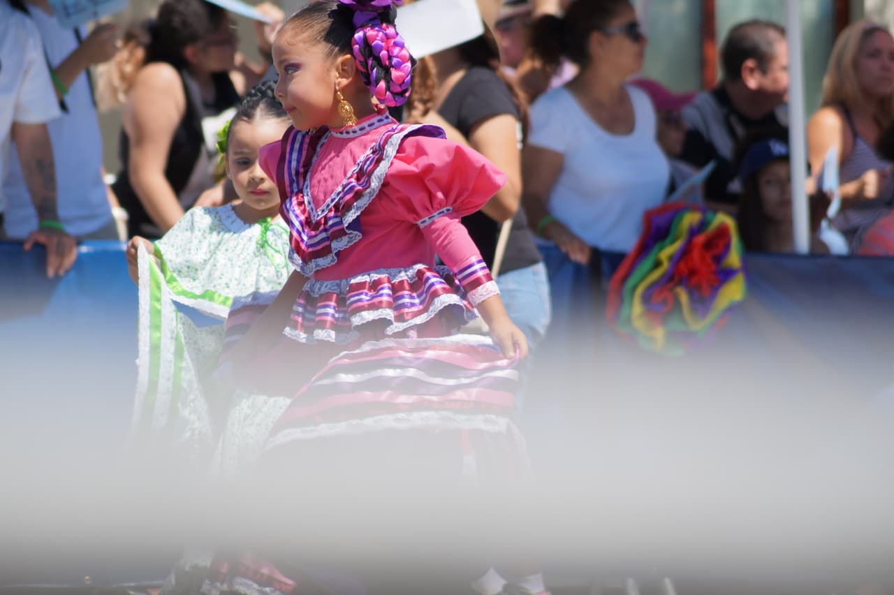 Miles festejaron la independencia de México en el tradicional desfile en el este de Los Ángeles.