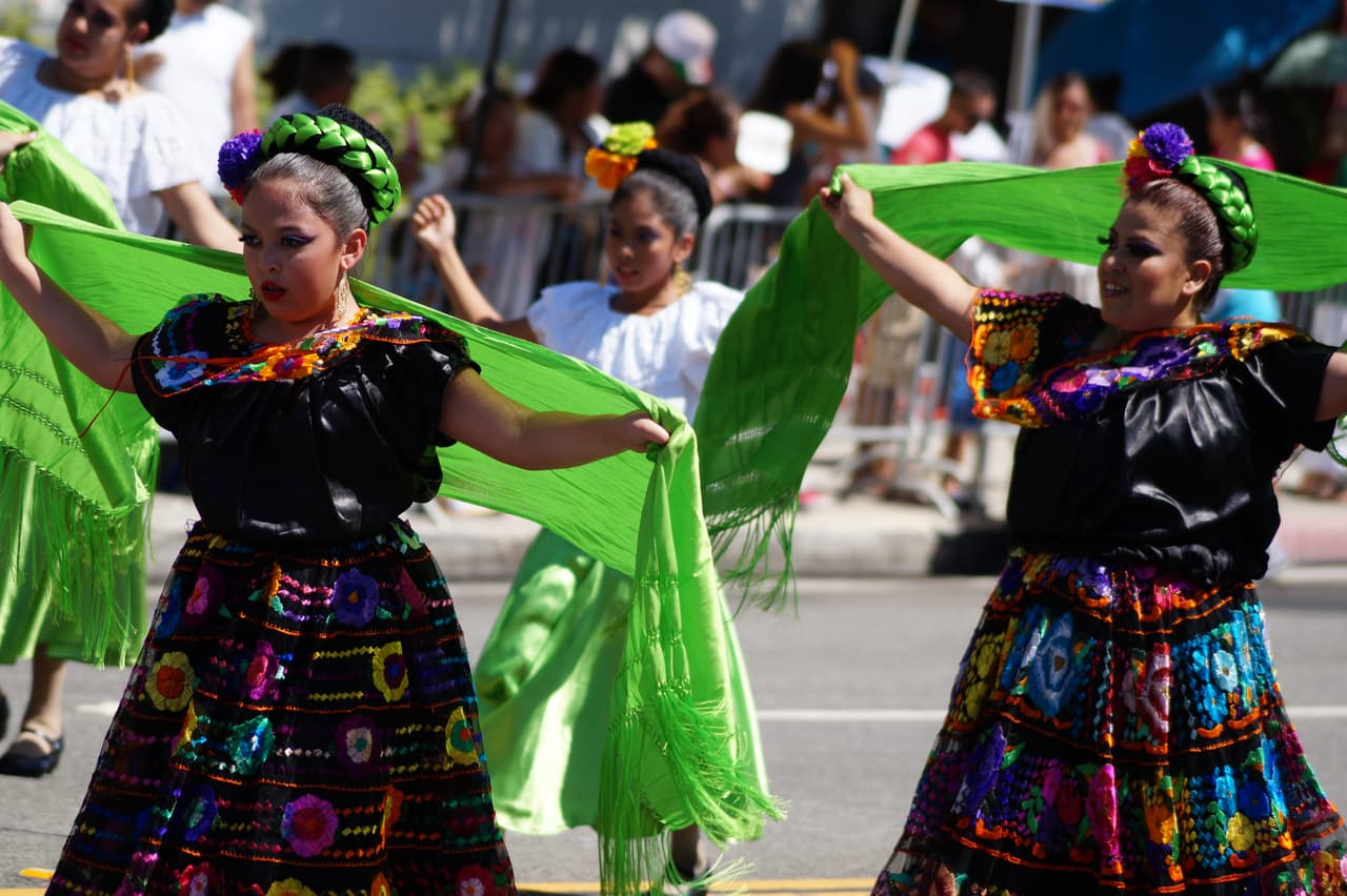 Miles festejaron la independencia de México en el tradicional desfile en el este de Los Ángeles.