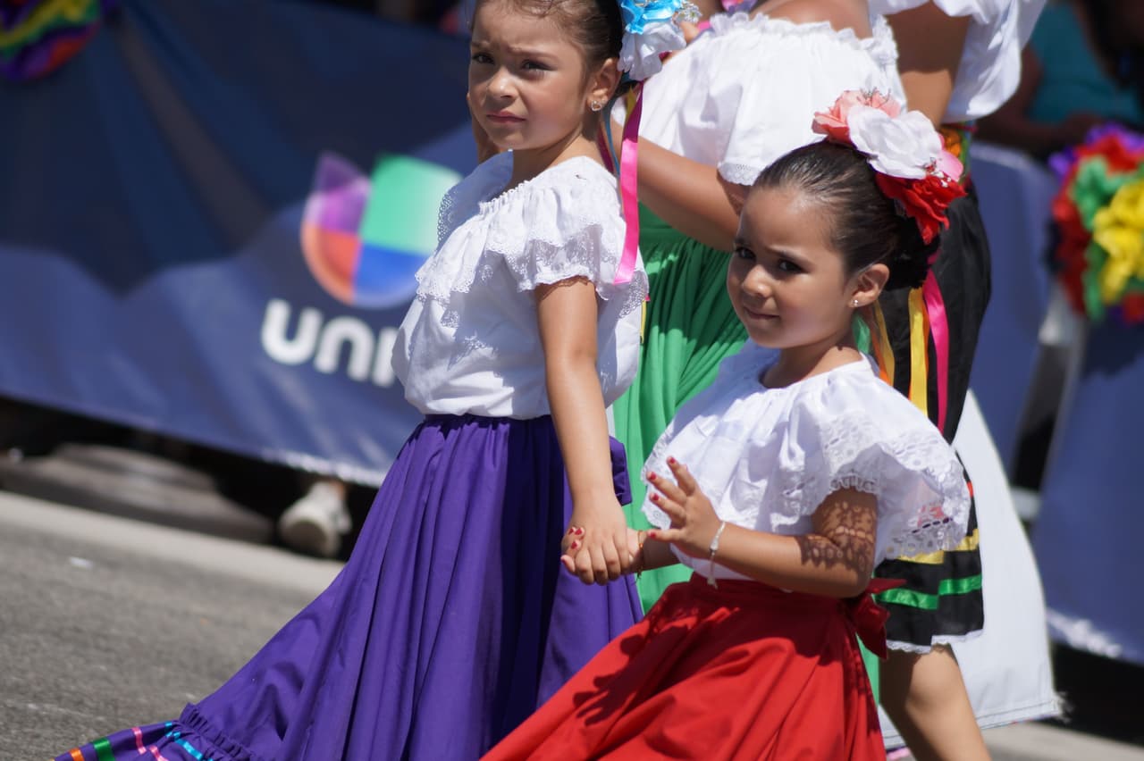 Miles festejaron la independencia de México en el tradicional desfile en el este de Los Ángeles.