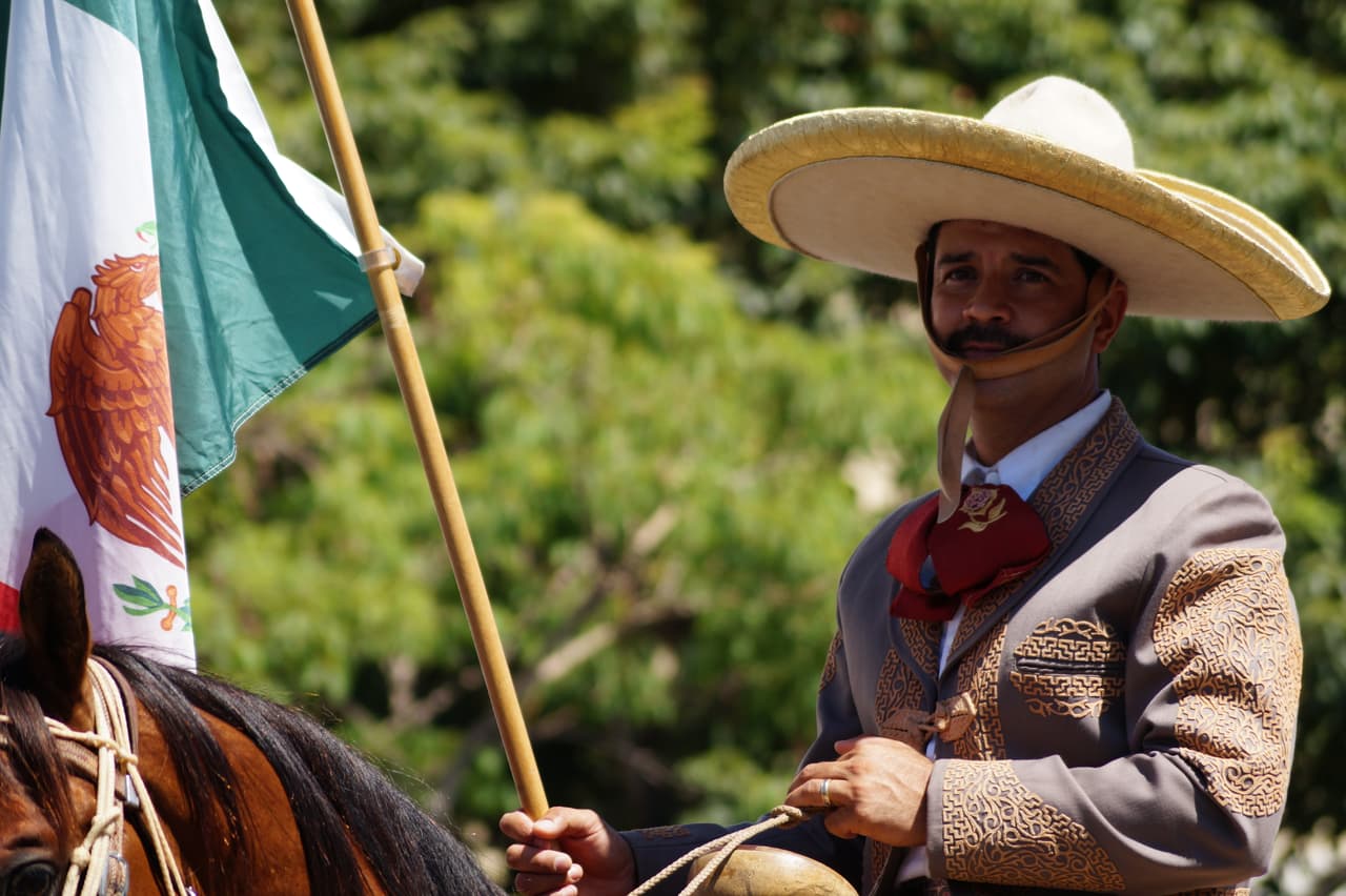 Miles festejaron la independencia de México en el tradicional desfile en el este de Los Ángeles.