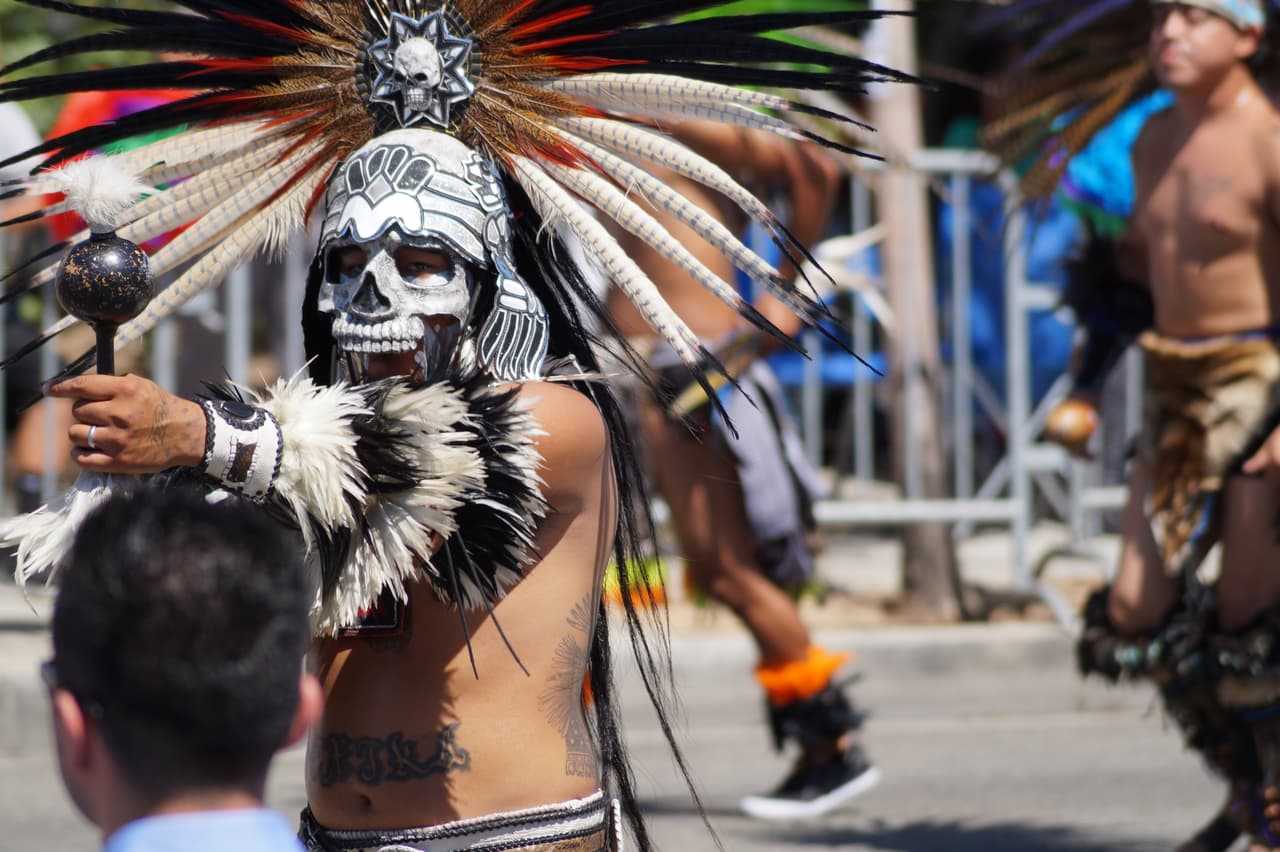 Miles festejaron la independencia de México en el tradicional desfile en el este de Los Ángeles.