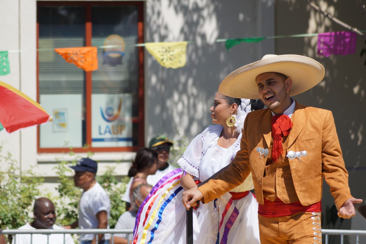 Miles festejaron la independencia de México en el tradicional desfile en el este de Los Ángeles.