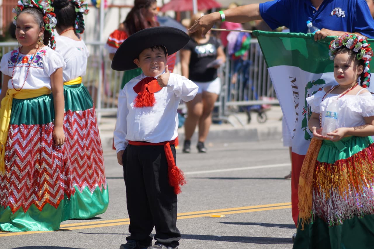 Miles festejaron la independencia de México en el tradicional desfile en el este de Los Ángeles.
