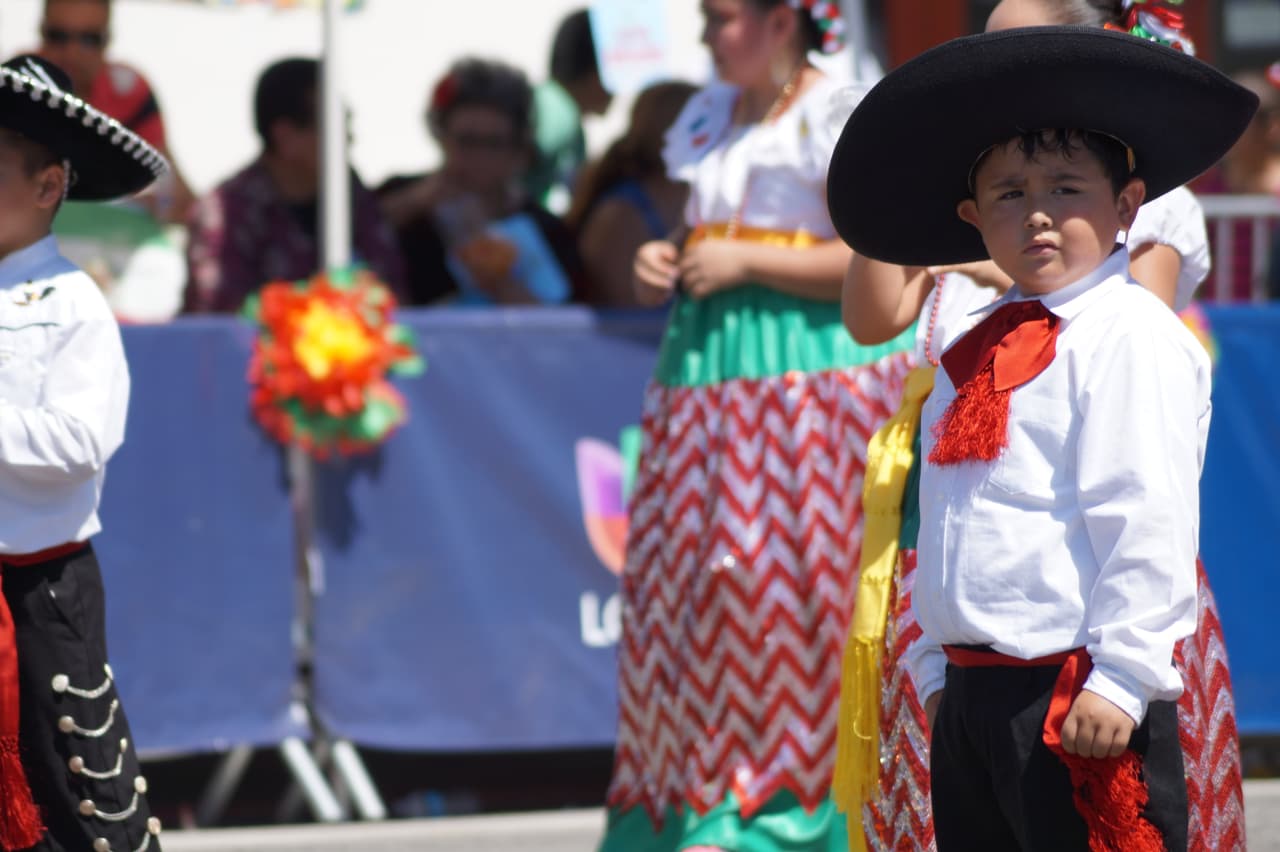 Miles festejaron la independencia de México en el tradicional desfile en el este de Los Ángeles.