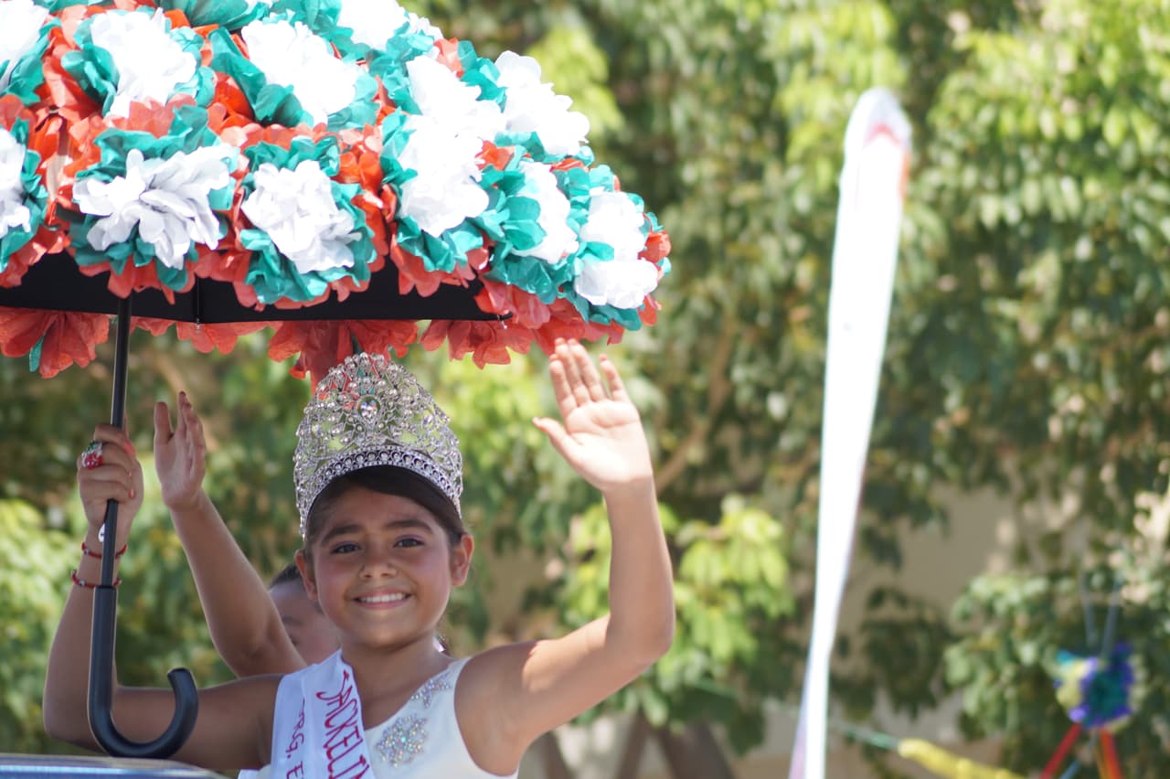 Miles festejaron la independencia de México en el tradicional desfile en el este de Los Ángeles.