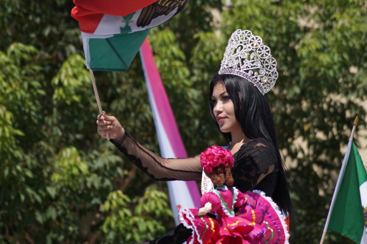 Miles festejaron la independencia de México en el tradicional desfile en el este de Los Ángeles.