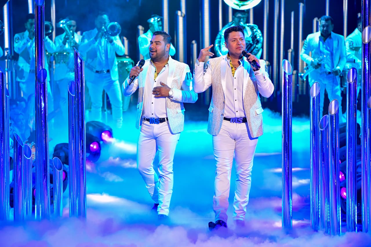 La canción, que también tiene una versión acústica, fue escrita por Espinoza Paz.