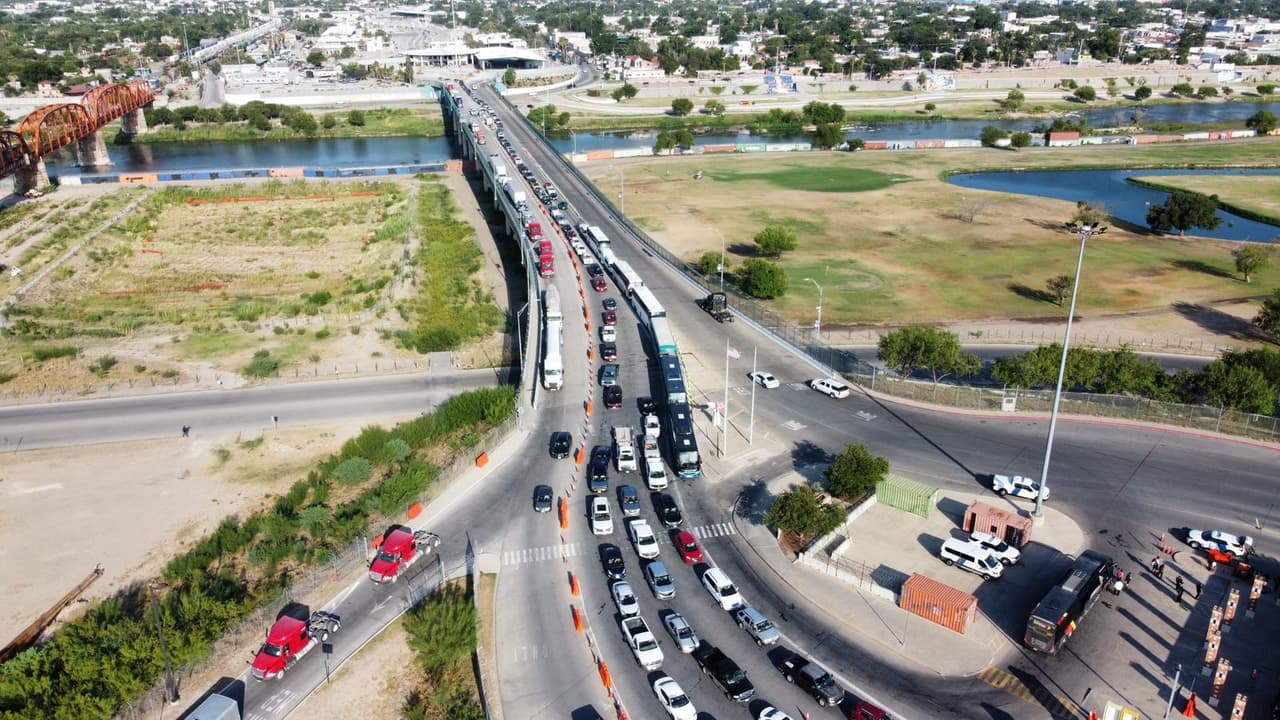 El paso fronterizo de Esgle Pass, en Texas, presentaba una fila más extensa este viernes en la mañana, producto del retraso que provocó la falla global de Microsoft, que impactó aeropuertos, hospitales y negocios alrededor del mundo.