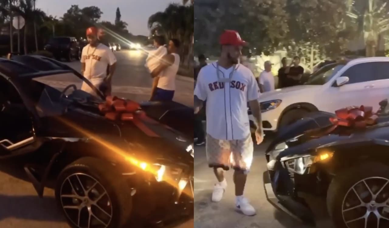 <b>Anuel AA - Polaris Slingshot</b>
<br>
<br>Y a parte tiene una Polaris Slingshot que fue el regalo de cumpleaños que recibió de su novia Karol G. Éste en realidad entra en la categoría de 
<i>autocycle</i>, es decir, una combinación de auto y motocicleta con un diseño inspirado en los dragones y en las resorteras.