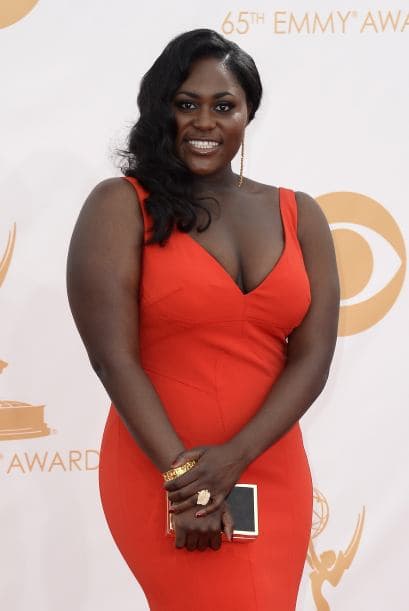 Los trajes que lucieron las damas en los Premios Emy demuestran que el arte de llamar la atención estaba concentrado en llevar y lucir cada pieza, regia, con detalles inesperados, como un toque de color o simplicidad de líneas. Telas suaves o flotantes, colores sosegados o llamativos, diseños sobrios o atrevidos. Míralos todos y ¡copia lo que más te guste!, ahora llega la temporada de fiestas y tú puedes lucir como las estrellas.