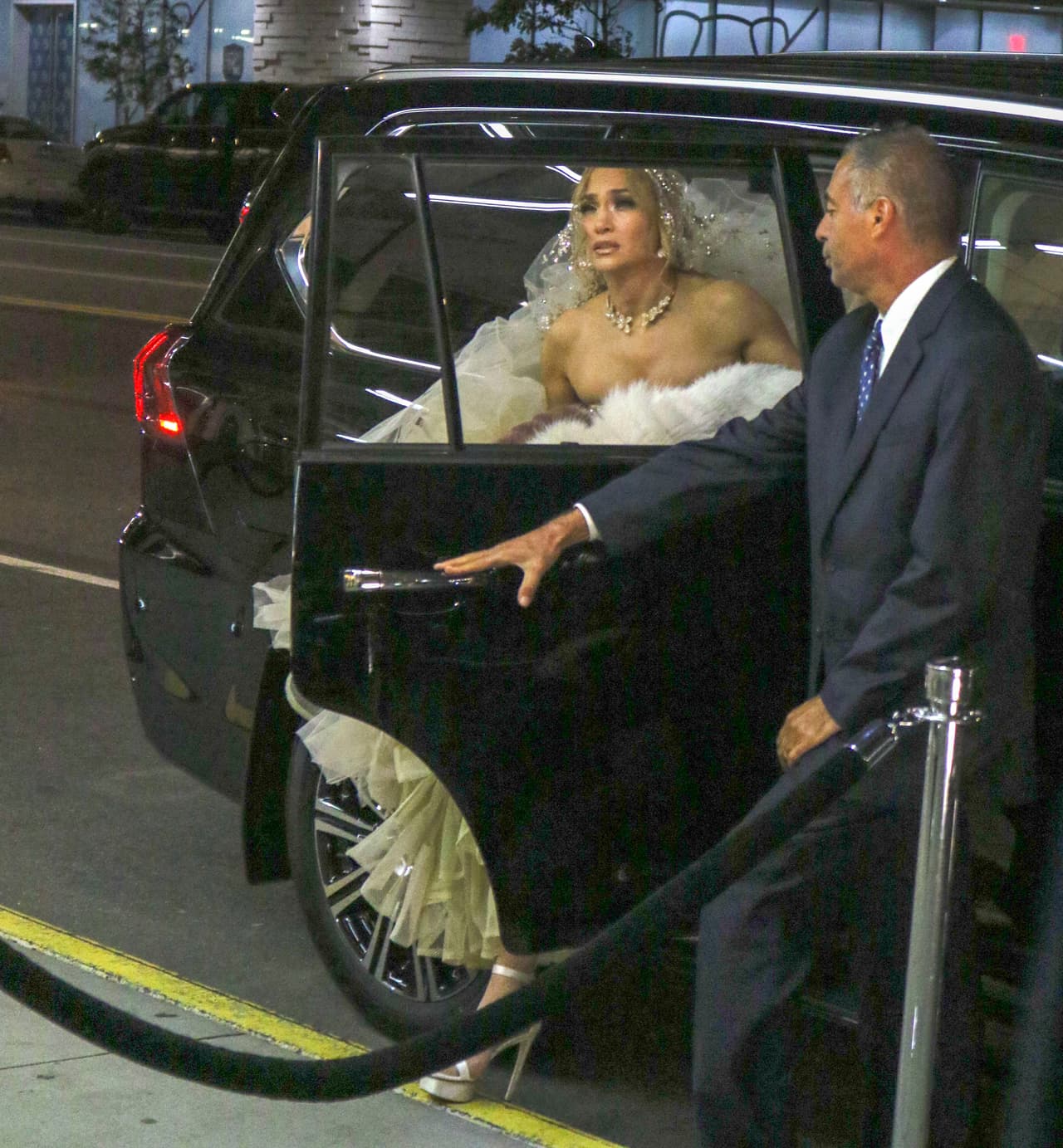 Por lo pronto, aún no hay una fecha definida, pero al menos JLo dejó ver cómo podría lucir ese día.