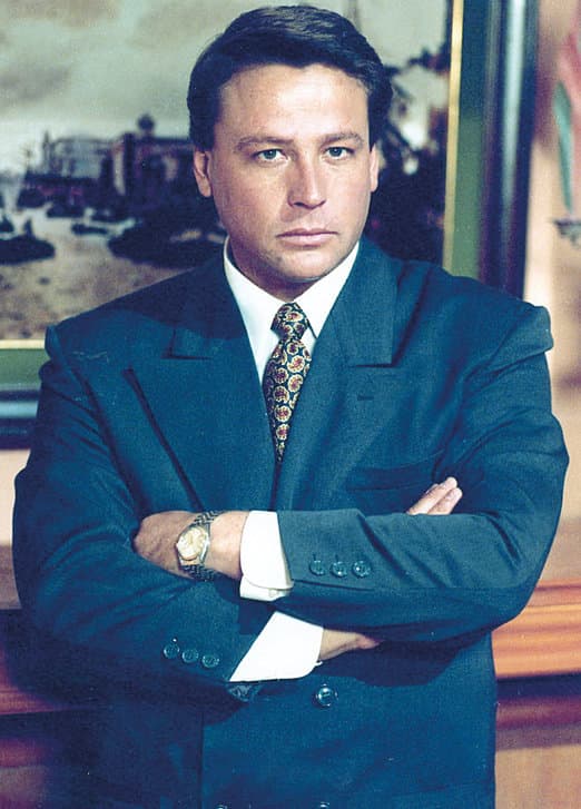 Aunque en la década de los 90 el actor se convirtió en un reconocido galán de telenovelas y participó en diversas producciones, en los últimos años 
<a href="https://www.univision.com/famosos/peleas-alfredo-adame-recuento-pleitos-polemicas-actor-fotos">Alfredo Adame ha sido el protagonistas de varias peleas (con todo y patadas de bicicleta)</a>.