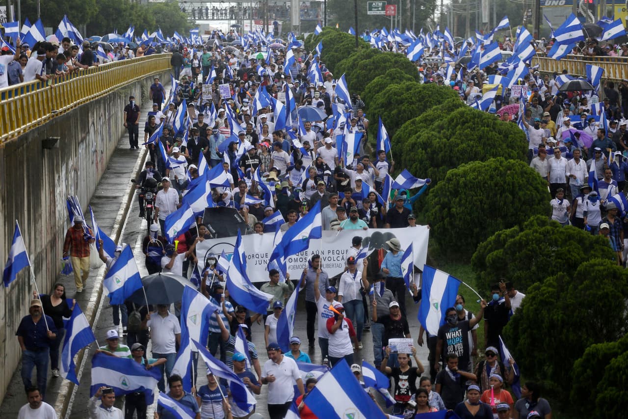 Con banderas de Nicaragua, los manifestantes inundaron las calles de Managua (en la imagen) pero también de Matagalpa, Masaya, Chinandega, Estelí y Jinotega, entre otras bajo la vigilancia de paramilitares asociados al gobierno sandinista.